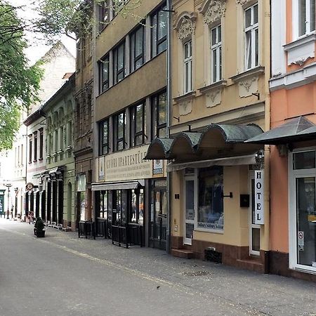 Kucko Panzio Gyor Apartment ภายนอก รูปภาพ