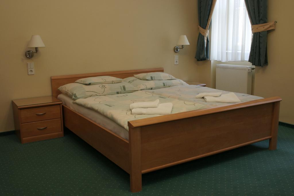Kucko Panzio Gyor Apartment ภายนอก รูปภาพ