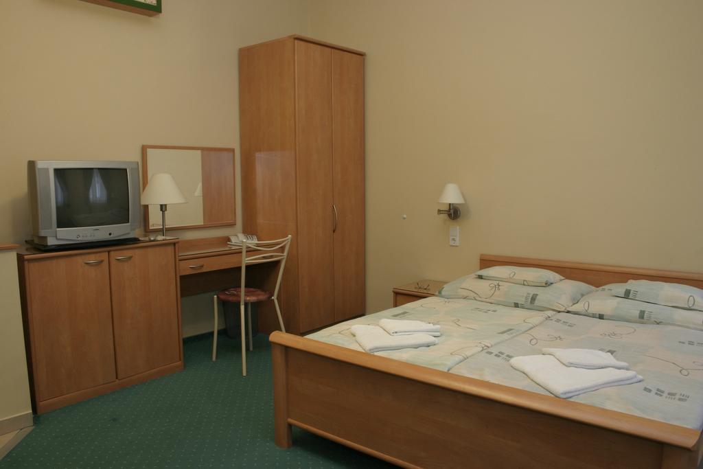 Kucko Panzio Gyor Apartment ภายนอก รูปภาพ