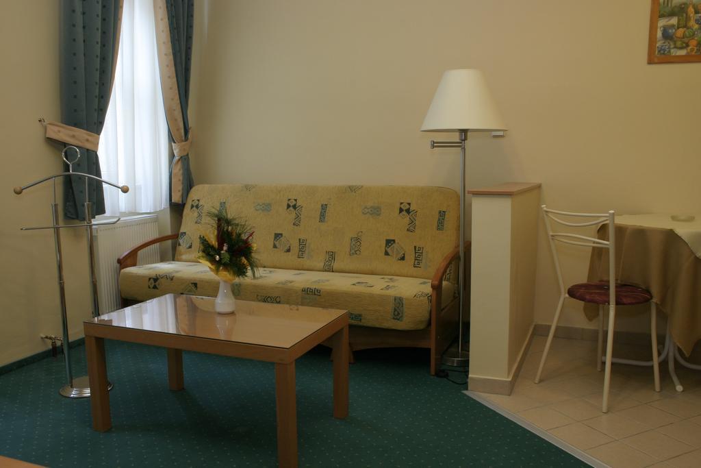 Kucko Panzio Gyor Apartment ภายนอก รูปภาพ