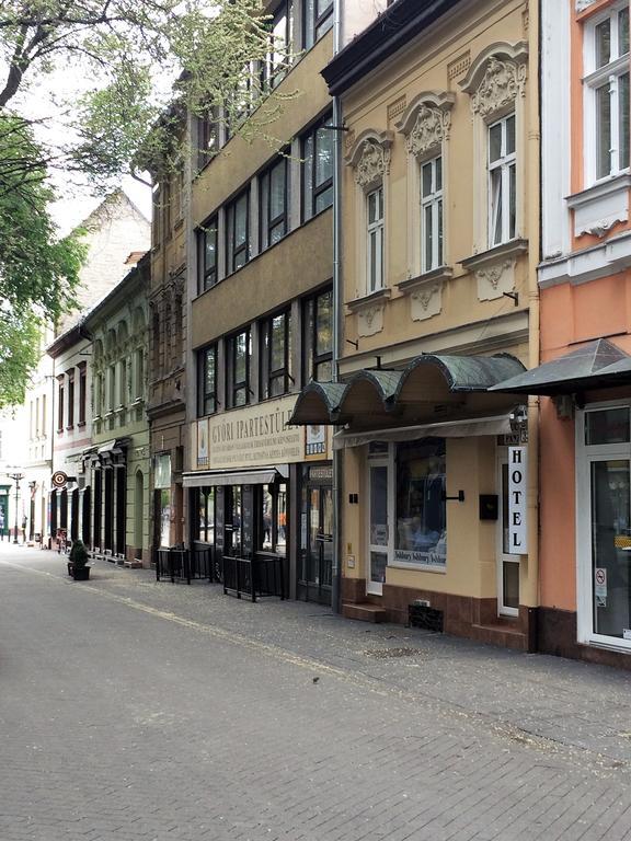 Kucko Panzio Gyor Apartment ภายนอก รูปภาพ